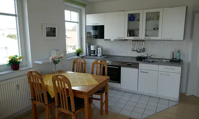 Wohn- und Essbereich mit Blick auf die Küchenzeile