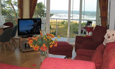Wohnzimmer mit hinten links angrenzendem Eßbereich, beides mit freiem Meerblick (Parkett, Safe,  Insektenschutzgitter), kostenfreies Sky-TV & WLAN