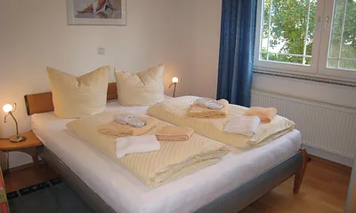 Blick ins zweite Schlafzimmer, ausgestattet wie das erste.