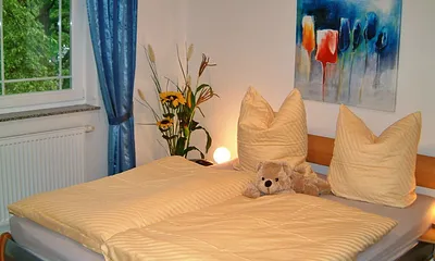 Blick in eines der beiden Schlafzimmer - beide mit Doppelbett (Parkett, getrennte Matratzen, Insektenschutzgitter) 