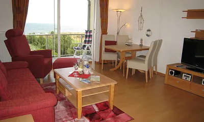 Blick ins Wohnzimmer mit freiem Meerblick (Parkett, Safe), Flachbildschirm-TV,  kostenfreies Sky-TV & WLAN.