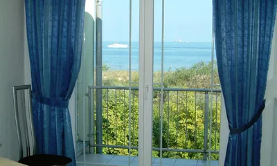 Blick vom Schlafzimmer aus; auch von hier gelangt man auf den großen Balkon (Parkett, getrennte Matratzen, Insektenschutzgitter und Verdunklungsvorhänge) 