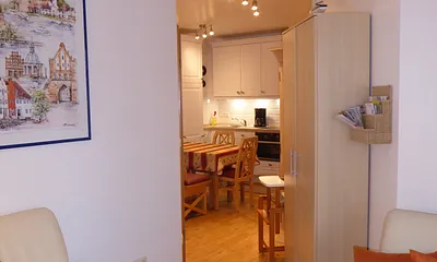 Blick von der Küche in das Wohnzimmer