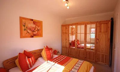 Schlafzimmer mit Doppelbett