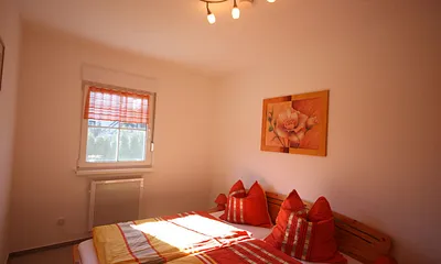 Schlafzimmer mit Doppelbett