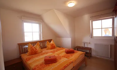 Schlafzimmer mit Doppelbett