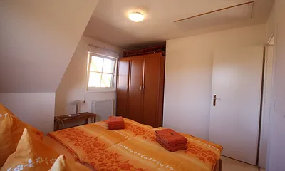 Schlafzimmer mit Schrank