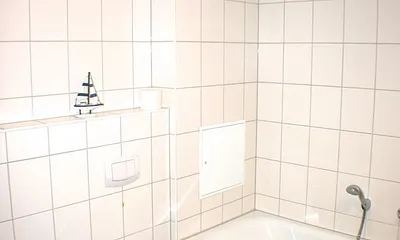 Bad mit Dusche und Wanne