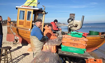 Ostseefischer mit ihrem Fang