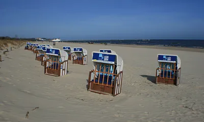 Strandkörbe hinter den Ostseedünen