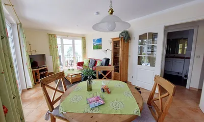 Wohnraum mit Zugang zu zwei großen Balkonen