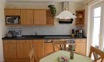 Wohnraum mit komplett ausgestatteter Küchenzeile