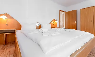 großzügiges Schlafzimmer mit Doppelbett 