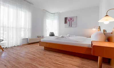 großzügiges Schlafzimmer mit Doppelbett 