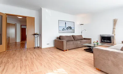 modernes Wohnzimmer mit Bio-Kamin und zwei Schlafsofas