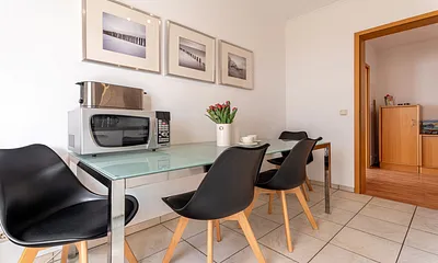 großer Esstisch in der Küche