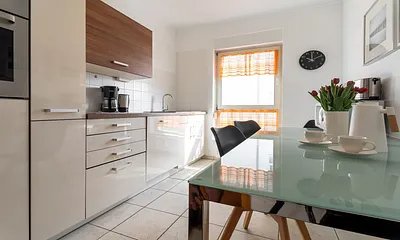 funktionale Einbauküche mit Geschirrspüler, Backofen, Mikrowelle und Kühlschrank