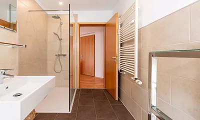 Modernes Bad mit Wellnessdusche und WC