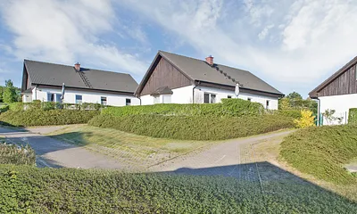 Ferienhäuser Bansin - Außenaufnahme (Ferienhaus 1 links, Ferienhaus 2 Mitte, Doppelhaushälfte rechts)