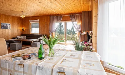 Wohnzimmer mit Essecke und Couch