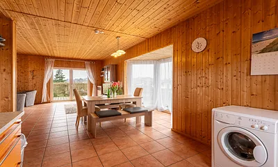 Wohnzimmer mit Essecke und Waschmaschine