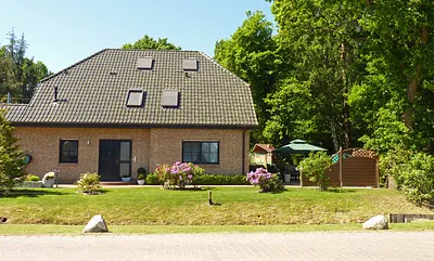 Haus am Wald - Westseite mit Terasse und Kinder-Spielhaus