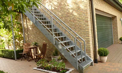 Haus am Wald - Giebelseite mit Treppenaufgang zur Fewo 2 und gemütlicher Sitzecke (Raucherinsel) vor dem Aufstieg zur Ferienwohnung nach einer Radtour