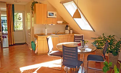 vollst. ausgest. Küchenzeile mit Kühlschrank, 2-Platten Ceran-Kochfeld, Mikrowelle, Kaffeemasch., Toaster und Küchenradio, der Essbereich mit ausziehbarem Tisch bietet ausreichend Platz für 4-6 Pers.