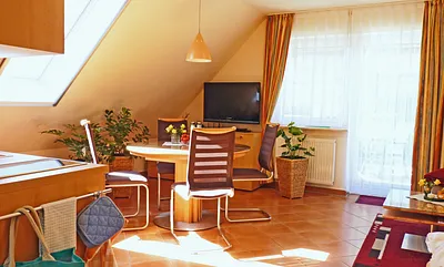 Blick in den großzügigen und hellen Essbereich der offen gestalteten Wohn-Küche