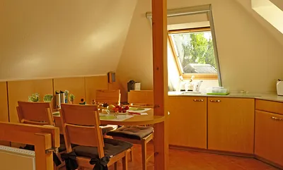 Die separate Küche im DG ist ausgestattet mit einer Eckküche (4-Zonen-Ceran-Kochfeld), Kühlschrank, Spüle, Kaffeemaschine, Toaster, Wasserkocher und Radio, bietet Platz für 4 Pers.+Kind, ist beheizbar