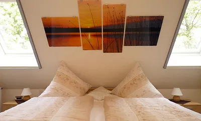 Buchungsoption: 2. Schlafzimmer im DG gelegen (ca. 12,5 m²), Zugang erfolgt über Treppe zum DG (via Küche), ist ausgestattet mit einem Ehebett inkl. beids. NS, 2 Fenster inkl. Jalousie & Insektenrollo