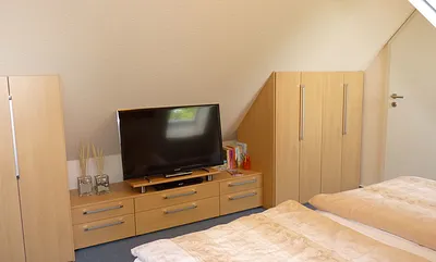 Einbauschränke sorgen für genügend Stauraum und eine Flachstrecke mit LCD-Flachbildschirm runden das Ambiente ab, so lässt sich der Fersehabend zu zweit auch vom Bett aus  genießen (Wandheizung)