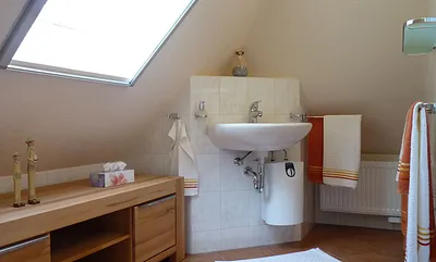 Vom Schlafzimmer aus zugänglich, befindet sich das GästeWC (ca. 4,5 m²) ausgestattet mit Waschtisch und WC inkl. Heizung und Sideboard u. a. für die Ablage Ihre persönlichen Dinge ...