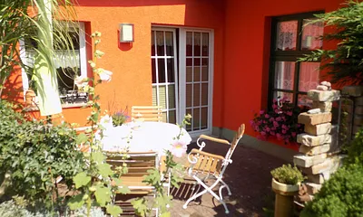 Die Sonnenterrasse mit Gartenmöbeln