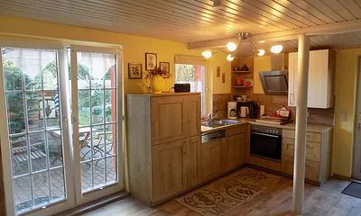 Die vollausgestattete Küche mit Geschirrspüler