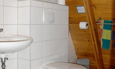 Bad mit Dusche und WC