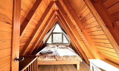 Schlafzimmer mit Doppelbett und Kinderbett