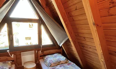 kleines Schlafzimmer mit 2 Einzelbetten