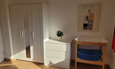 Schlafzimmer 1 mit Babywickeltisch