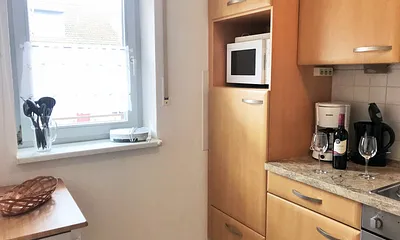 separate Küche mit Fenster