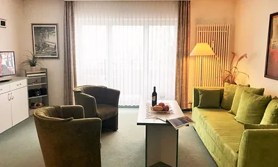 Wohnbereich mit direktem Zugang zum Balkon und herrlichem Ostseeblick