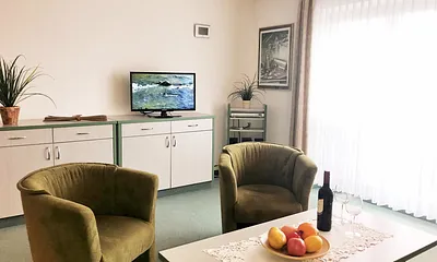 Wohnbereich mit modernem TV, Musikanlage und WLAN