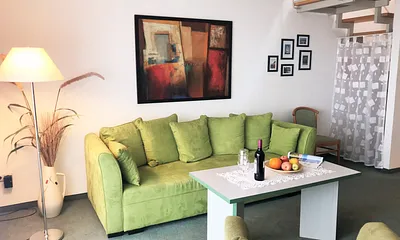 bequeme (ausziehbare Schlaf-) Couch für 2 Personen