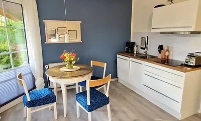 Esstisch und Küchenzeile