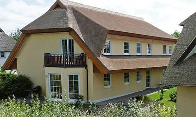rechtes Haus, in der die Ferienwohnung 10 mit Balkon liegt.