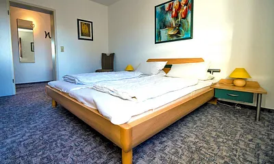 Schlafzimmer mit Doppelbett