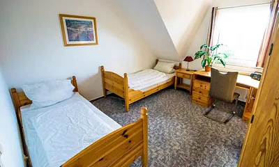 Zweites Schlafzimmer mit 2 Einzelbetten , Kleiderschrank und Schreibtisch