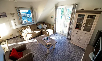 Der Wohnraum mit Wohnzimmerschrank und Sitzgruppe