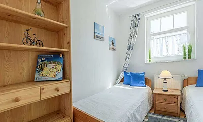 ... und großem Regal im Schlafzimmer