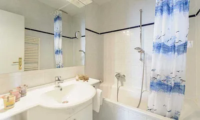 Badezimmer mit Badewanne